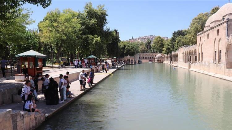 <p>İl düzeyinde kişi başına GSYH hesaplamalarında, 64 bin 416 lira ile Şanlıurfa, 55 bin 296 lira ile Ağrı ve 54 bin 272 lira ile Van son üç sırada yer aldı.</p>