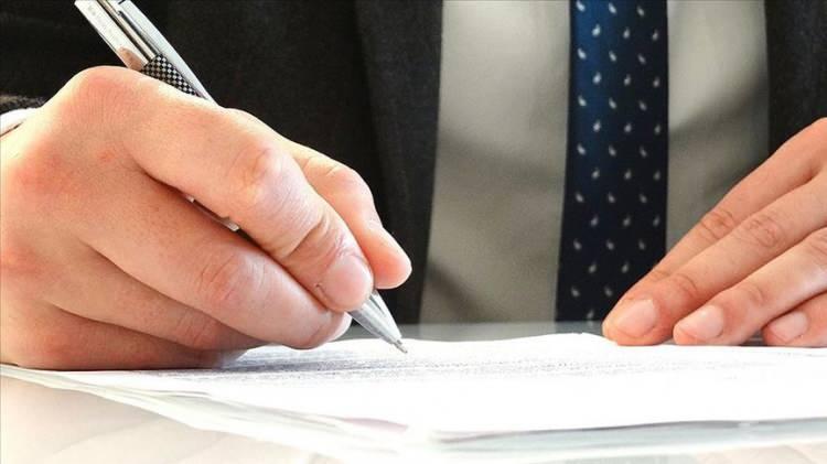 <p>İstanbul, 2022'de hizmetler sektörü toplamından yüzde 41,5 pay alırken, ilin toplam GSYH'si içinde hizmetler sektörünün payı yüzde 36,5 oldu. İstanbul'un toplam GSYH'si içinde sanayi sektörü yüzde 19,3 pay ile ikinci sırada, mesleki, idari ve destek hizmet faaliyetleri yüzde 7 pay ile üçüncü sırada yer aldı.</p>