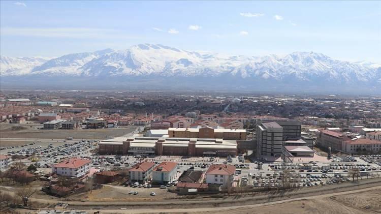 <p>Bir önceki yıla göre en yüksek azalış gösteren üç il ise sırasıyla yüzde 9,4 ile Artvin, yüzde 9,5 ile Erzincan ve yüzde 11 ile Karabük olarak kayıtlara geçti.</p>
