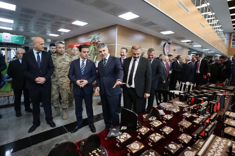 <p>Gaziantep L ve H tipi cezaevlerindeki hükümlü ve tutuklular için kurslar olduğunu ifade eden Karataş, "Gördüğünüz ürünler el emeği göz nuru ürünlerdir.</p>