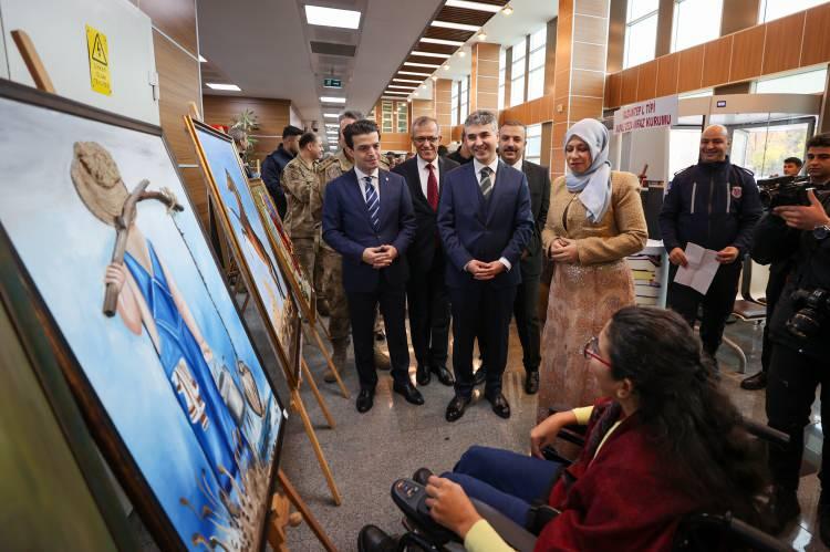<p>Bu ürünlerin yapılmasında Gaziantep Halk Eğitim Müdürlüğü usta öğreticilerinin çok fazla emeği var. </p>