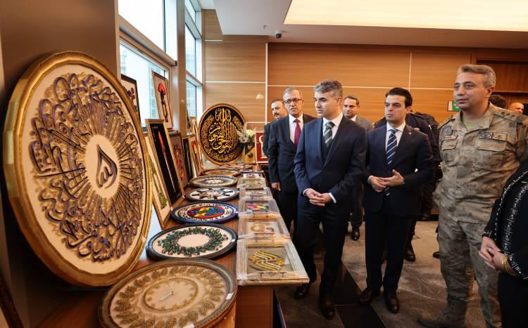 <p>Dışardayken el sanatlarına yatkınlığı olduğunu bilmeyen ama cezaevine girdikten sonra usta öğreticilerimiz sayesinde bu yeteneklerini öğrenenlerin emekleri buradaki eserler." diye konuştu.</p>
