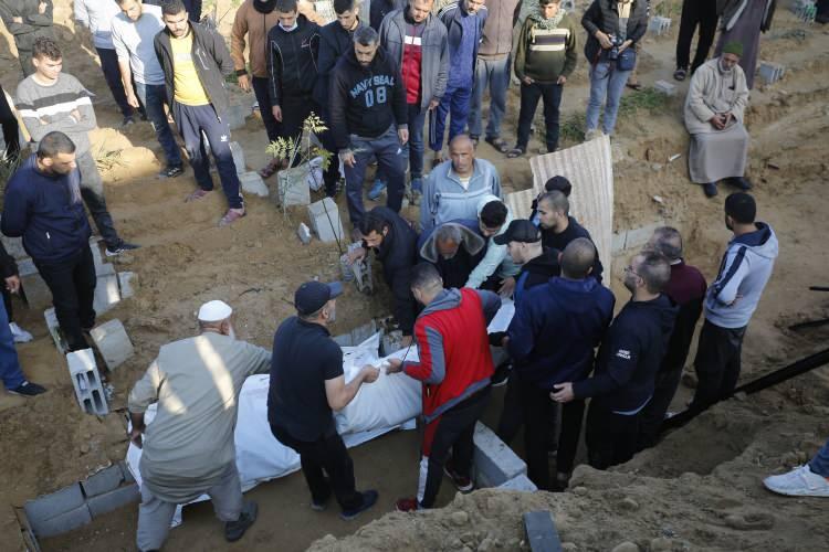 <p>İşgal altındaki Batı Şeria ve Kudüs’te de İsrail güçleri ve yasa dışı Yahudi yerleşimcilerin saldırılarında 274 Filistinli hayatını kaybetti.</p>
