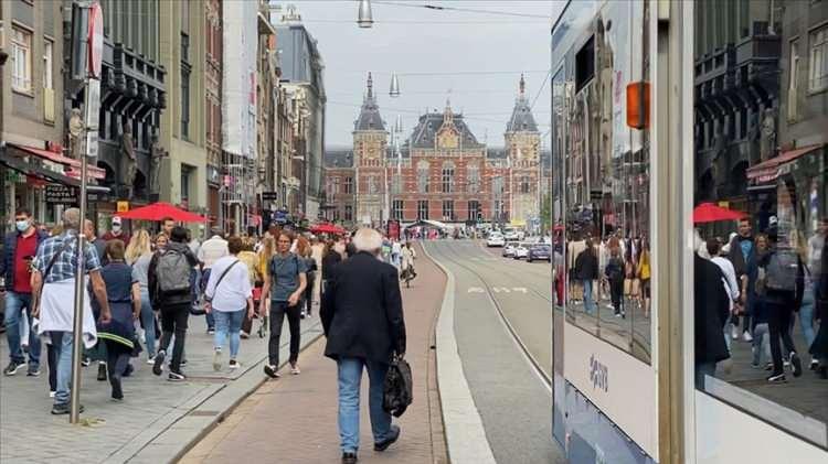 <p>Hollanda:<br />
<br />
66.8 yaş</p>
<p> </p>