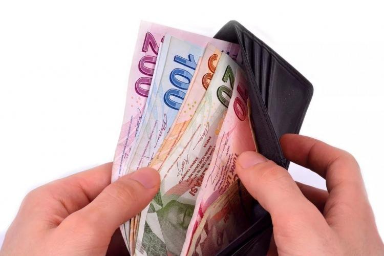 <p>Ocak 2024'te en düşük emekli maaşı yeniden artarak 10 bin TL'nin üzerine çıkacak.</p>  <p>Bu rakamın altında kalan maaşlar Hazine Desteği ile yeni belirlenecek tutara tamamlanacak. En düşük emekli maaşının 10 bin ila 11 bin 500 TL arasında belirlenmesi bekleniyor.</p>  <p> </p>
