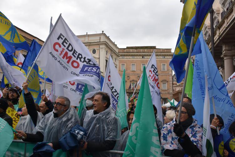 <p>Başkent Roma'daki Santi Apostoli meydanında miting düzenleyen sağlık çalışanları, mitingde emeklilik haklarında ve sağlık hizmetlerinde öngörülen kesintilere tepki gösterdi.</p>
