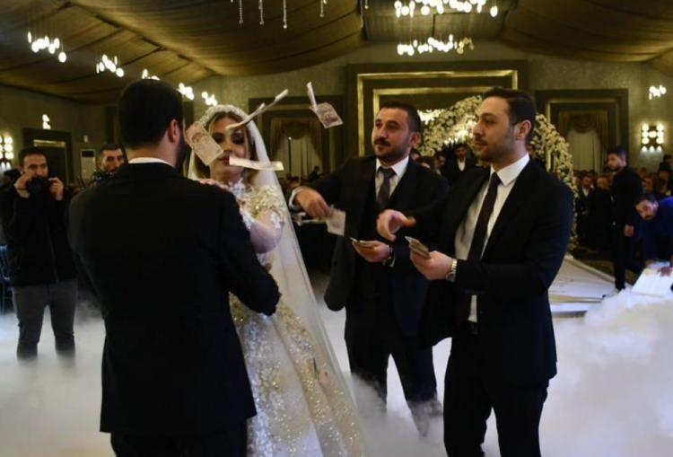 <p> İzol Aşiretinden iş adamı Mehmet Urmak’ın inşaat mühendisi oğlu Erhan Urmak ile Özdiker ailesinden iş adamı Celal Özdiker’in kızı Burcu Özdiker, yapılan düğünle hayatlarını birleştirdi</p>
