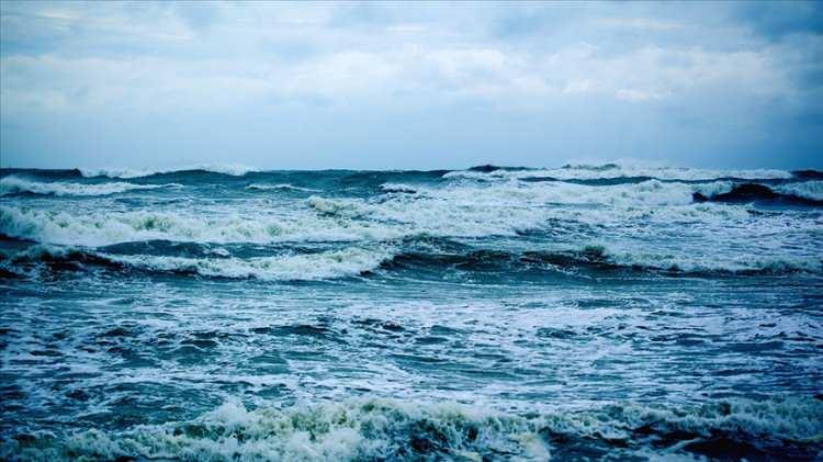 <p>Raporda, deniz ısı dalgalarının daha sık ve yoğun hale geldiği, 2011 ile 2020 arasındaki herhangi bir yılda okyanus yüzeyinin yaklaşık yüzde 60'ının bir sıcak hava dalgasına maruz kaldığının altı çizildi.</p>