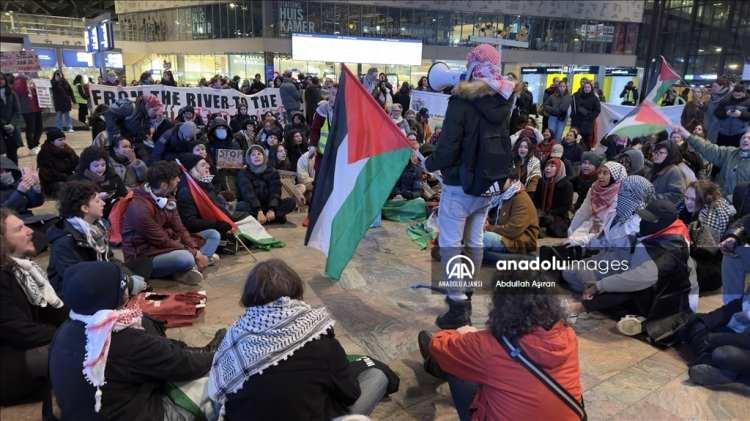 <p>İSRAİL HOLLANDA DA PROTESTO EDİLDİ!</p>
<p>Hollanda'nın farklı kentlerinde toplam 13 tren istasyonunda, Filistin'e destek için oturma eylemleri düzenlendi.</p>