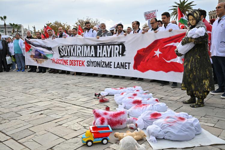 <p>İZMİR'DE SOYKIRIMA HAYIR DEDİ</p>
<p>İzmir'de çeşitli hastanelerde görev yapan doktor ve sağlık çalışanları, İsrail'in Gazze'ye yönelik saldırılarını protesto için sessiz yürüyüş düzenledi.</p>