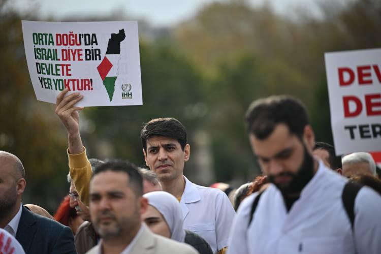 <p>"ORTADOĞUDA İSRAİL DİYE BİR DEVLET YOK"</p>
<p>İl Sağlık Müdürlüğü önünde toplanan sağlık çalışanları, ellerinde taşıdıkları Türk ve Filistin bayrakları ile İsrail aleyhine Türkçe ve İngilizce yazıların yer aldığı dövizler eşliğinde Konak Meydanı'na kadar yürüdü.</p>