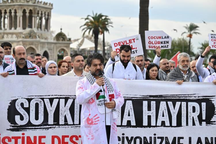<p>SOYKIRIMA HAYIR</p>
<p>Kan rengini temsil eden kırmızı boyalı gömleklerle açıklamalar yaptılar.</p>
