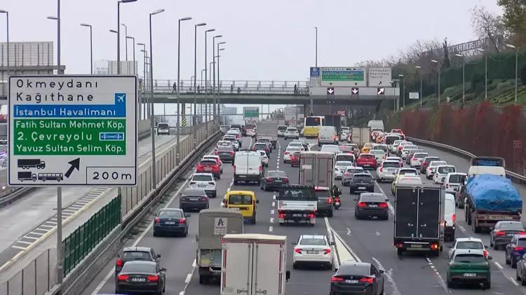 <p>Pik saatlerden bahseden Ilıcalı şu ifadelere değindi. "Biz, pik saat anlatırız. Pik saat dediğimiz trafiğin en yoğun olduğu saatlerdir. Pik saat, sabah evinizden işe giderken veya okula giderken 7 ile 9 arasıydı, akşam dönüşlerde ise 16:30’da başlayan 19:00’a giderdi. Şimdi 7 gün 24 saat trafik var. 5 kilometre saatlere, durma noktasına gelen trafiğin içerisindeyiz."</p>