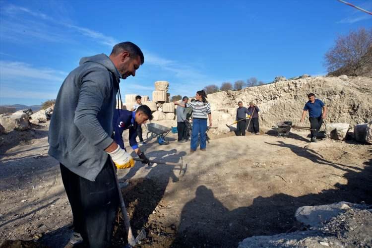 <p>Çukurova'nın Efes'i olarak bilinen 2 bin 700 yıllık Kastabala Antik Kenti'nde İl Kültür ve Turizm Müdürlüğü ile Osmaniye Korkut Ata Üniversitesi işbirliğinde arkeolojik kazılar sürüyor.</p>

<p> </p>
