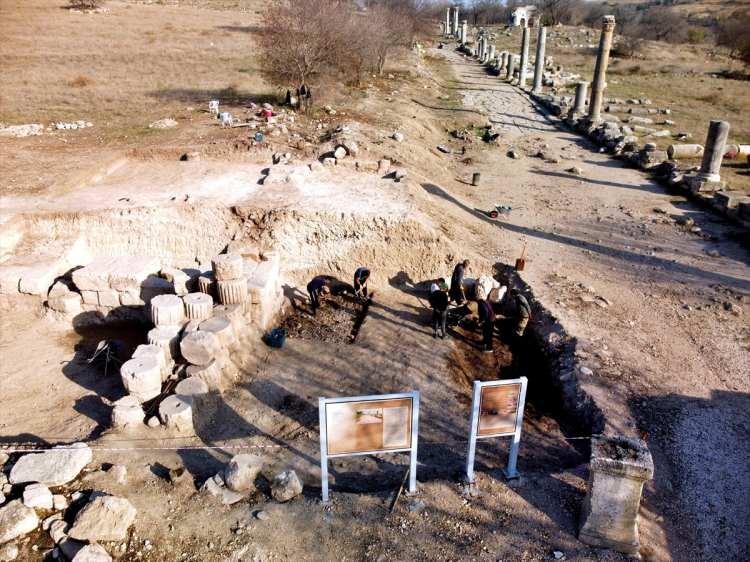 <p>Antik kentin, Luvilerin kültür bölgesinin merkezinde yer aldığını anlatan Demir, şöyle konuştu:</p>
<p>"Sütunlu cadde kazılarında Arkaik döneme yani milattan önce 540'lı yıllara tarihlendirdiğimiz bir yapı kalıntısı, tapınak açığa çıkarılmıştır.</p>