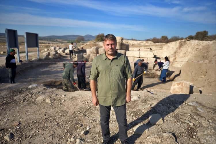 <p>Kastabala hinterlandında yer alan Aramice yazıtlarda, Kastabala ve Kubaba'nın topraklarından bahsedilmektedir. Ortaya çıkardığımız bu yapı kalıntısı tanrıça Kubaba'ya ait bir tapınak olmalıdır.</p>