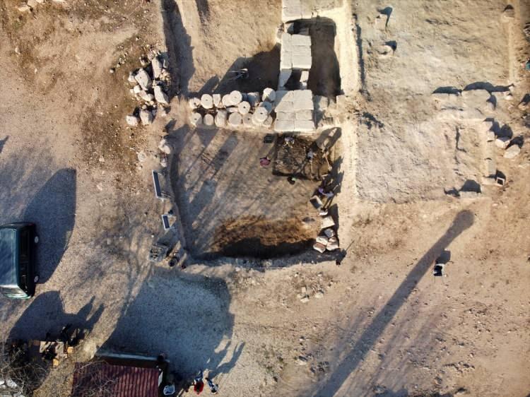 <p>Demir, Kastabala Antik Kenti'ndeki kazıların, Anadolu arkeolojisine sıra dışı bilgiler vermeye devam edeceğini belirtti.</p>
<p>"Kubaba'ya ait tapınak kalıntısına ilk defa rastlandı"</p>