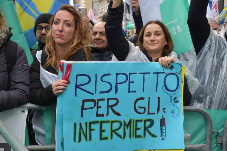 <p>İtalya'da doktorların yüzde 85'i greve başlayınca hastanelerde aksamalar oluştu. Ülkenin her yerinde gösteriler düzenlendi.</p>

<p> </p>
