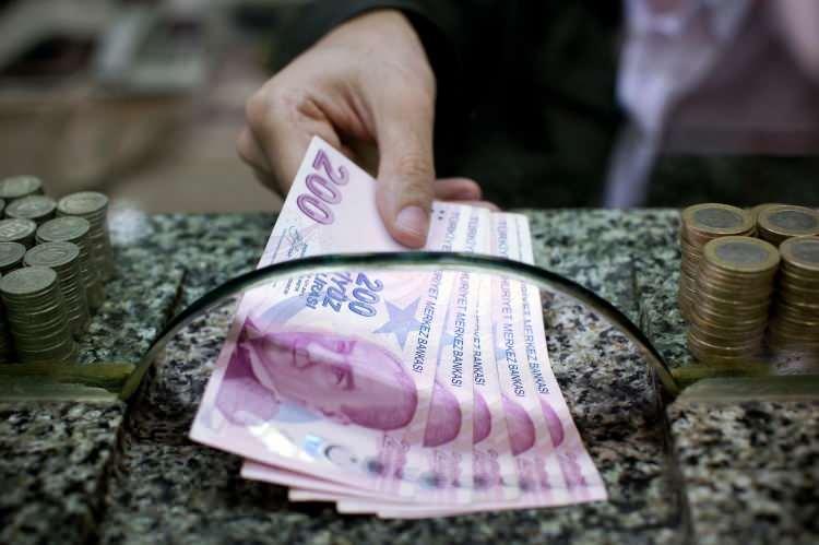 <p>SSK, Bağ-Kur emeklilerine yüzde 65 enflasyon tahminine göre refah payı ile birlikte yaklaşık yüzde 50 bir öngörülüyor.<br />
<br />
<br />
Bu durumda 4 bin 850 lira olan kök aylığınız 2 bin 425 lira artışla 7 bin 275 liraya çıkacak. En düşük emekli aylığının 10 bin lirayı geçmesi bekleniyor. Kök aylığınız olan 7 bin 275 liraya ek olarak 2 bin 725 lira daha alacaksınız.</p>
<p> </p>