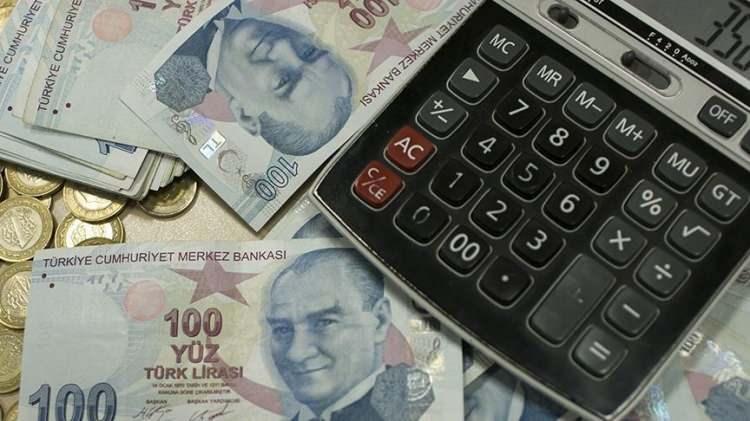 <p><strong>TAHMİNLERE GÖRE OLASI RAKAMLAR</strong></p>
<p>Merkez Bankası’nın son enflasyon raporunda enflasyonun 2023 yılsonunda yüzde 65 olacağı öngörüldü. Yılsonu enflasyonu öngörüldüğü gibi gerçekleşirse memur kesimi için yüzde 32 civarında enflasyon farkı oluşacak. Buna yüzde 15 oranında toplu sözleşme zammı dahil edildiğinde zam oranı yüzde 47 seviyesinde gerçekleşmiş olacak. Ocakta bu oranda bir artış gerçekleşirse en düşük memur maaşı 22 bin 17 liradan 32 bin 365 liraya çıkacak. En düşük memur emekli maaşı ise zammın yüzde 47 olması halinde 9 bin 876 liradan 14 bin 518 liraya yükselecek. Merkez Bankası’nın piyasa katılımcıları ile yaptığı ankette ise yılsonu enflasyon beklentisi 67.23 olmuştu. Eğer yılsonu enflasyonu yüzde 67.23 olursa bu durumda yüzde 50’ye ulaşan bir zam gündeme gelecek.</p>