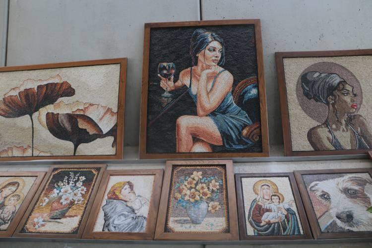 <p>Sanat eserleri konusunda yetenekli olan Eldeni, Reyhanlı ilçesinde mozaik ürünleri konusunda kendini geliştirerek bu alanda tablolar üretmeye başladı. Başarısıyla ve eserleriyle takdir toplayan Eldeni, Türk ortağıyla birlikte işlerini geliştirerek namını ülke sınırlarının dışına taşıdı</p>