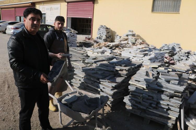 <p>“Daha çok uluslararası satış yapmaya çalışıyoruz”<br />
Ürünlerini daha çok yurt dışına sattığını ifade eden Eldeni, “2010 yılına kadar bu işi Suriye’de yaptık. Savaştan sonra 2011 yılında Türkiye’ye geldik. Burada bu işi yapmaya çalışıyoruz.</p>