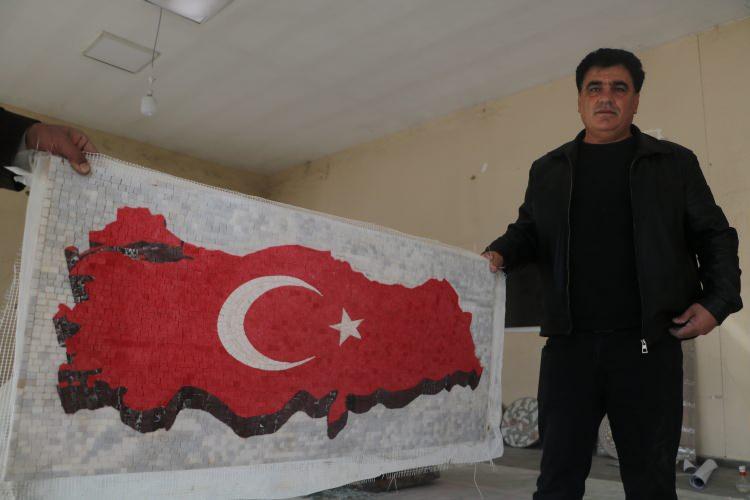 <p>“21 tablo var, Amerika’ya gidecek”<br />
Atölye çalışanı Veli Engir, 21 tablonun Amerika’ya gönderilme aşamasında olduğunu belirterek, “Biz mozaik üzerine çalışıyoruz. 23 çalışanımız var. Şimdi bu mozaik hazır; 21 tablo var. Amerika’ya gidecek. 81 tablo da Filistin’e gidecek” dedi.</p>
