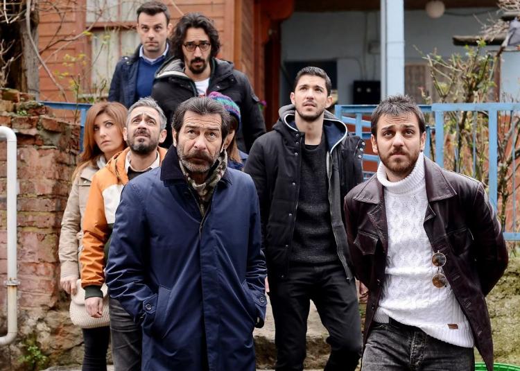 <p>2009-2012 yılları arasında Sakarya Fırat dizisinde oynadığı karakterle yavaş yavaş tanınmaya başlayan ünlü oyuncu, <strong>Torbacının Esrarı, Babalar ve Evlatlar, Merhamet ve One Night in İstanbul </strong>gibi yapımlarda yer aldıktan sonra <strong>Ulan İstanbul</strong> adlı dizide <strong>'Karlos' </strong>karakteriyle oyunculuk kariyerinde ivme kazandı.</p>
