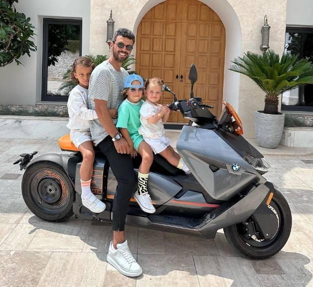 <p>Sofuoğlu'nun 4 çocuğundan 2.si olan Zayn, minik yaşına rağmen tüm motorlu taşıtları kullanabilmesiyle dikkat çekiyor.</p>

