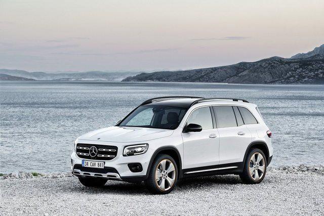 <p>A-Serisi HB&Sedan-CLA-GLA-GLB-EQA-EQB otomobillerde ise Mercedes-Benz Kasko tercih edilmesi halinde kurumsal müşteriler 400 bin TL krediye bu aya özel 6 ay yüzde 0 faizli kredi imkânından faydalanırken 12 ay yüzde 0,99'dan başlayan faiz oranları, 24 ay yüzde 2,49'dan başlayan faiz oranları veya 36 aya kadar vadeli kredilerde yüzde 2,99'dan başlayan faiz oranları uygulanıyor.</p>
