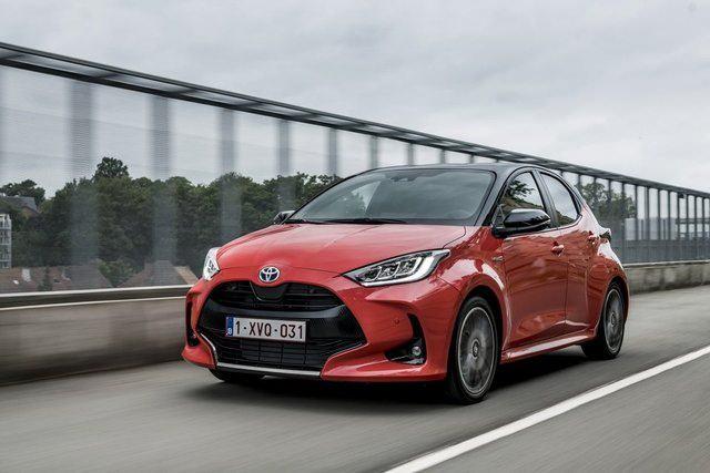 <p>Yaris benzinli modeli de 997 bin TL’den başlayan fiyatlarla ÖTV muafiyeti veya 200 bin TL 12 ay, yüzde 0 faizli kredi desteği alınabiliyor.</p>