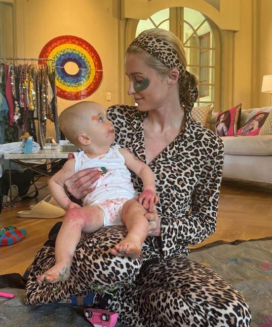 <p>Oğlu Phoenix'in doğumundan itibaren altını değiştiremediğini dile getiren Paris Hilton, bebeğinin bezini ancak doğumundan bir ay sonra değiştirebildiğini görüntülerle itiraf etti. </p>
