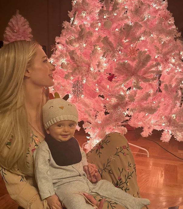 <p>Verdiği reaksiyonlar sebebiyle sosyal medyadan büyük tepki alan Paris Hilton'un dizi sırasında kız kardeşi Nicky'nin de yardımıyla bebeğinin bezini değiştirdiği görüldü. Hem dadı, hem kız kardeşiyle birlikte bebeğinin bezini değiştiren Paris Hilton, takipçilerinden büyük tepki aldı. </p>
