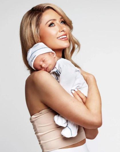 <p>Birkaç ay önce de yine taşıyıcı anne yoluyla ikinci kez anne olduğunu duyuran <strong>Paris Hilton</strong>, taşıyıcı anne tercihinin ilk çocuğunda da olduğu gibi halka açık bir kişilik olmasının getirdiği sorunlarla ilişkili bir durum olduğundan bahsetti. </p>
