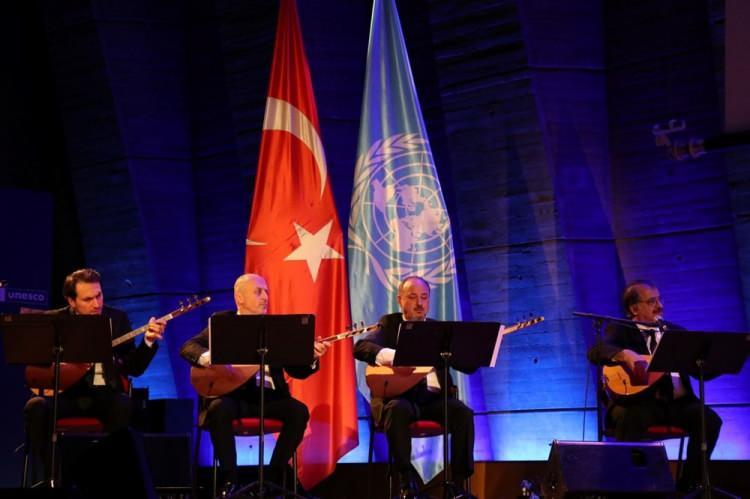 <p><span style="color:#000000"><strong>Kültür ve Turizm Bakanlığının 24 kişilik sanatçı kadrosuyla gerçekleştirdiği etkinlik, Aşık Veysel'in kendi sesinden "Ben Giderim Adım Kalır" türküsüyle güzel bir şekilde sonlandırıldı.</strong></span></p>