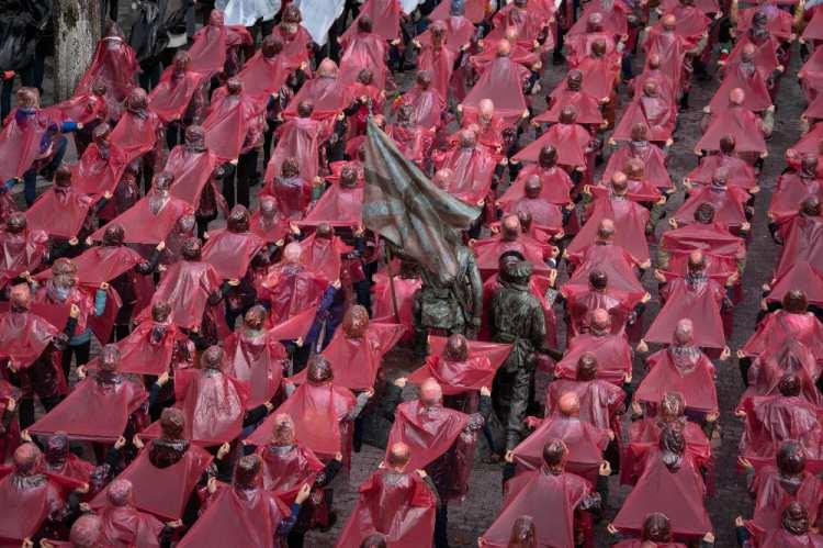 <p>İspanya'nın kuzeyindeki Bask bölgesinde bulunan Guernica kasabasında düzenlenen etkinlikte yüzlerce kişi, insan zinciriyle mozaik oluşturarak İsrail'in Gazze'deki saldırılarında hayatlarını kaybedenlerin acılarını ve Filistin bayrağını resmetti.</p>