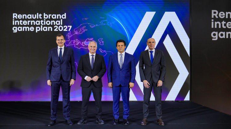 <p><span style="color:#B22222"><strong>RENAULT GROUP'UN YENI MODÜLER PLATFORMU BURSA FABRIKASINDA DEVREYE ALINACAK</strong></span></p>

<p> </p>

<p>Jan Ptacek, Türkiye'nin Renault Group içindeki önemli endüstriyel varlığını vurgulayarak şunları söyledi: <strong>"Verimli bir sanayi merkezi inşa etmek için Bursa fabrikamızın endüstriyel varlığı büyük önem taşıyor. Oyak Renault fabrikası, Türkiye'nin en büyük binek otomobil üretim kapasitesine sahip. Renault Group'un yeni modüler platformunun 2026 yılına kadar Bursa fabrikamızda devreye alınmasıyla, bir adım daha ileriye gidiyoruz. </strong></p>

<p> </p>

<p><strong>Esnek ve son derece verimli olan bu platform, çok çeşitli güç aktarma mekanizması teknolojilerini barındırıyor.</strong></p>

<p> </p>

<p><strong>Toplam uzunluğu 4 ile 5 metre arasında değişen araç yelpazesi, 2.6’dan neredeyse 3 metreye kadar dört farklı dingil mesafesi uzunluğu olanağı sunuyor.”</strong></p>
