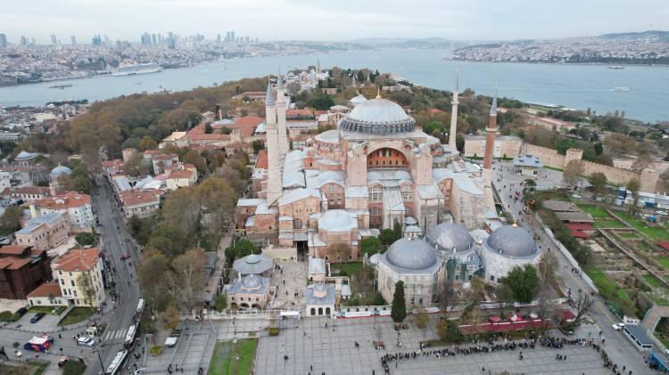 <p>Sarı, ibadete ve ziyarete açık şekilde yürütülen restorasyon çalışmalarında, bakanlığın izniyle galeri katının 15 Ocak'ta açılacağını söyledi. </p>
<p> </p>