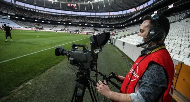<p>Türkiye Süper Lig ve 1. Lig yayın haklarını elinde bulunduran Digiturk beIN Media Group, 2023-2024 sezonunda yani bu sezon için TV hakları anlaşması kapsamında 2,6 milyar lira veriyor. Türkiye'deki yayın geliri her iki ligi kapsıyor. Yayın ihalesi bu sezon sonunda yenilenecek.</p>
