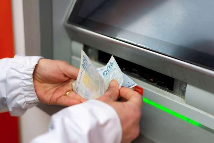 <p>Son zam döneminde memurlara 8.077 TL'lik seyyanen bir artış yapılmış ve en düşük maaş 22 bin liraya çıkartılmıştı.</p>

