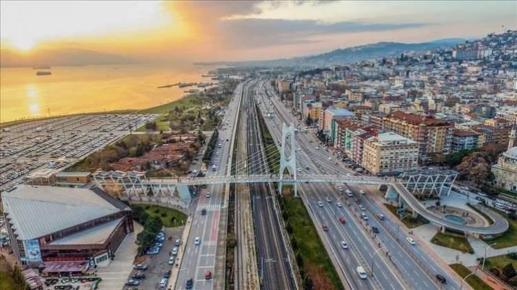 <p><strong>KİŞİ BAŞI GSYH'DE KOCAELİ BİRİNCİ! </strong></p>
<p>Kişi başına GSYH, 2022 yılında on dört ilde Türkiye ortalamasının üzerinde gerçekleşti.</p>
<p>Kişi başına GSYH'de 2022 yılında, Kocaeli 302 bin 772 TL ile ilk sırada yer aldı. </p>