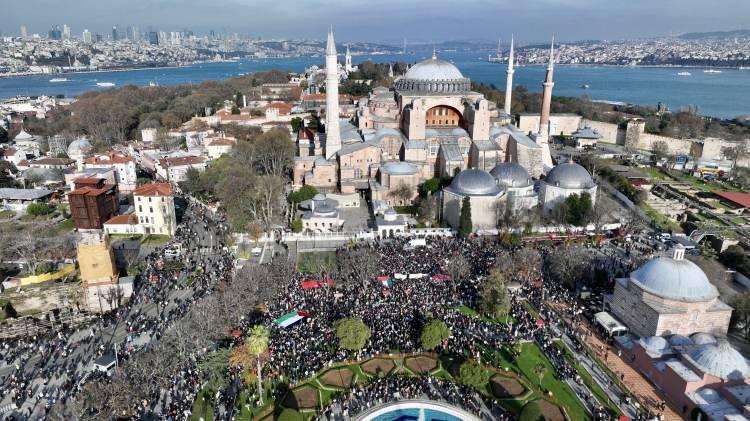 <p>İstanbul'da sivil toplum kuruluşları, 10 Aralık İnsan Hakları Günü'nde Beyazıt Meydanı'ndan Ayasofya-i Kebir Cami-i Şerifine Filistin'in özgürlüğü için yürüyüş düzenledi.</p>

