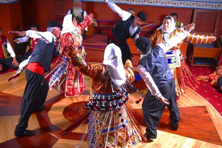 <p>-Alevi-Bektaşi Ritüeli: Semah</p>