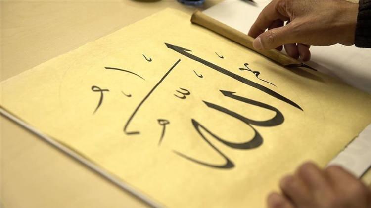 <p>-Türkiye'de İslam Sanatında Geleneksel Güzel Yazı</p>