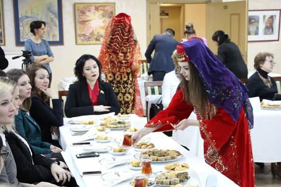 <p>-Çay Kültürü: Kimlik, Misafirperverlik ve Sosyal Etkileşim Sembolü </p>
