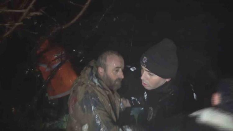 <p>Zonguldak'ta heyelan nedeniyle yıkılan tek katlı müstakil evin olduğu bölgede çalışma yürüten ekipten 21 kişi, ikinci heyelanda yaralandı.</p>
