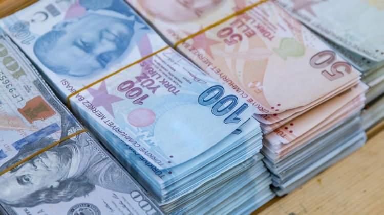 <p><strong>EN DÜŞÜK EMEKLİ MAAŞI 10 BİN TL'Yİ AŞACAK</strong></p>  <p> </p>  <p>2024 yıl başında emekli kök maaş zammının yanında taban aylıklar için de düzenleme yapılacak. 2022 Aralık ayında 3500 TL olan en düşük emekli maaşı 2023 yıl başında önce 5500 TL'ye ardından ara zam ile 7500 TL'ye yükseltildi. Böylece emeklilerin taban aylığındaki artış 1 yılda yüzde 114'ü aştı.</p>
