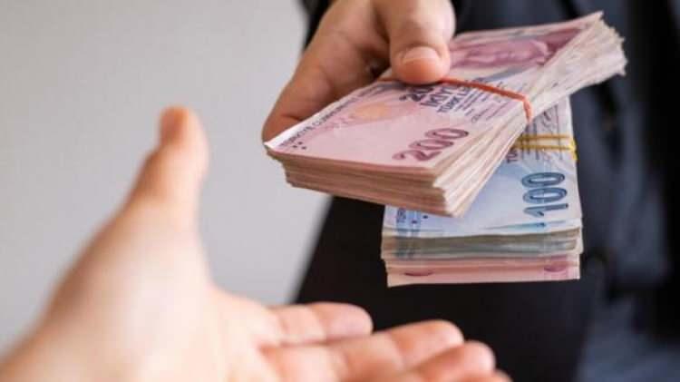 <p>Aylık bağlama oranı bu kadar yüksek olmasına rağmen memur maaşlarının ve memur ikramiyesinin düşük bağlandığını da söyleyen Karakaş, 22 bin 17 lira olan emekli maaşından 8 bin 77 liralık seyyanen zammın ele alınmadığını, geriye kalan 13 bin 940 liralık ücretin esas alındığını belirtti. Karakaş, bu nedenle memur en düşük maaşının 22 bin 17 olmasına rağmen en düşük memur emeklisi aylığının 9 bin 876 lira olduğunu dile getirdi.</p>