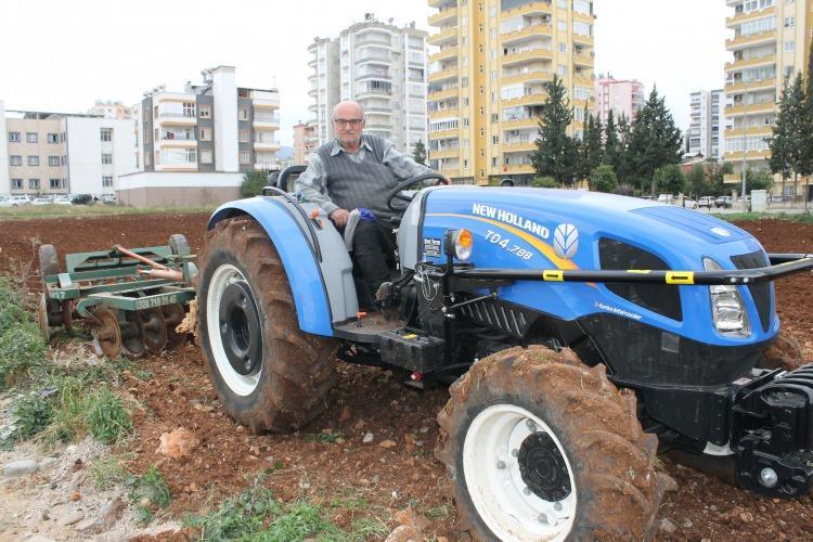 <p>Yalçıntaş, "Ben gece 3'te kalkar öküz ile zeytini sürerdim, saat 11'de okula giderdim. Benim çocukluğum böyle çalışarak geçti ve okudum öğretmen oldum. Maalesef şimdiki gençler benim evlatlarım da dahil yeni neslin topraktan vazgeçmeden, çalışkan olmasını istiyorum. Devletimizin toprağa daha çok teşvik vermesini isterim" diye konuştu.</p>
