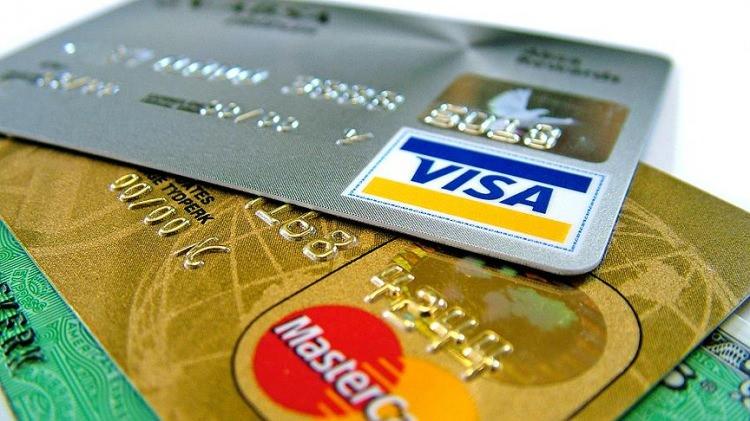 <p>"Anayasa Madde 38'de şöyle bir ilke var; suçun şahsiliği ilkesi. Bu maddede bir kişinin bir fiil nedeniyle cezalandırılması isteniyorsa o fiili gerçekten gerçekleştirmiş olması gerekir. Dolandırıcılık, yasa dışı bahis gibi suçlar nedeniyle gerçekleşen durumda suçun faili üçüncü kişi olduğu için banka hesabı sahiplerinin cezalandırılması gerekmekte. Anayasa'da bulunan Madde 38'e göre böyle olması gerekiyor fakat kanaatimizce bu hesap sahipleri suç eyleminden haberdar değil ise ve bu fiillere çeşitli şekilde iştirak etmemişse beraati gerekmektedir." diyen Yıldırır sözlerine devam etti.</p>